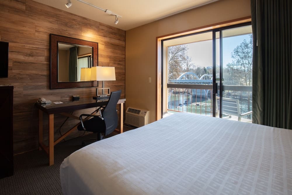 Riverside Inn gallery photo in Grants Pass, OR — image 12