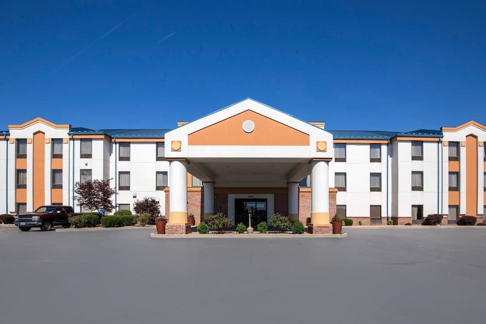 Quality Inn & Suites Arnold - St Louis featured exterior or lobby in Arnold, MO — similar hotel