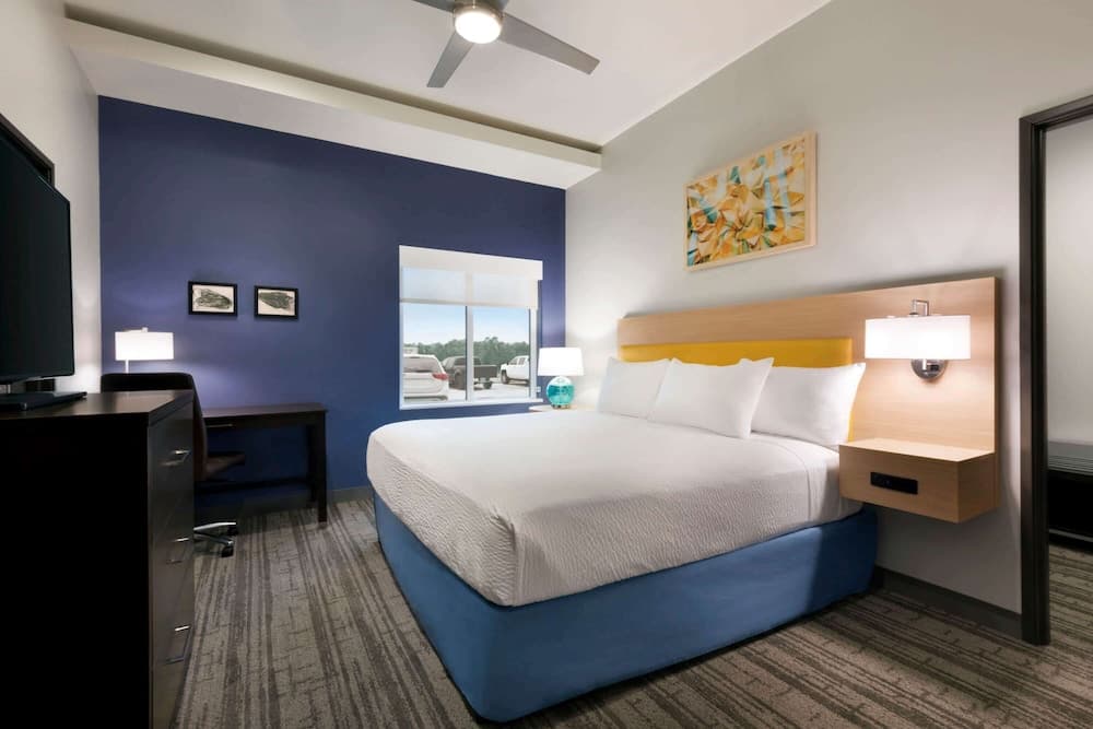 Days Inn & Suites by Wyndham Beaumont West / I-10 & Walden gallery photo in Beaumont, TX — image 35