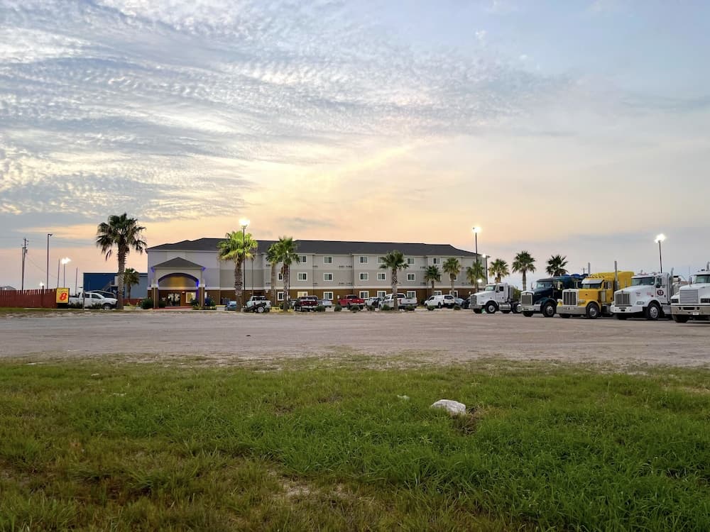 Super 8 by Wyndham Kenedy — hotel in Kenedy, Texas