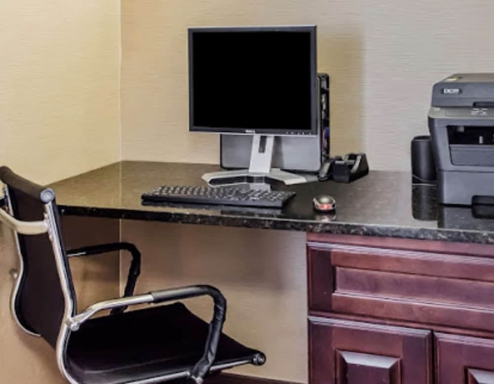 SureStay Plus by Best Western Jonestown Lebanon Valley interior in Jonestown, PA — gallery photo 2