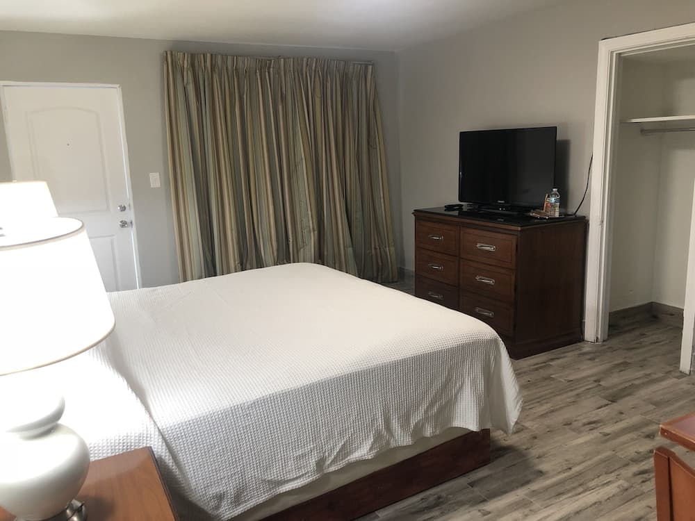 Bay Breeze Inn Bradenton Downtown interior in Bradenton, FL — gallery photo 2
