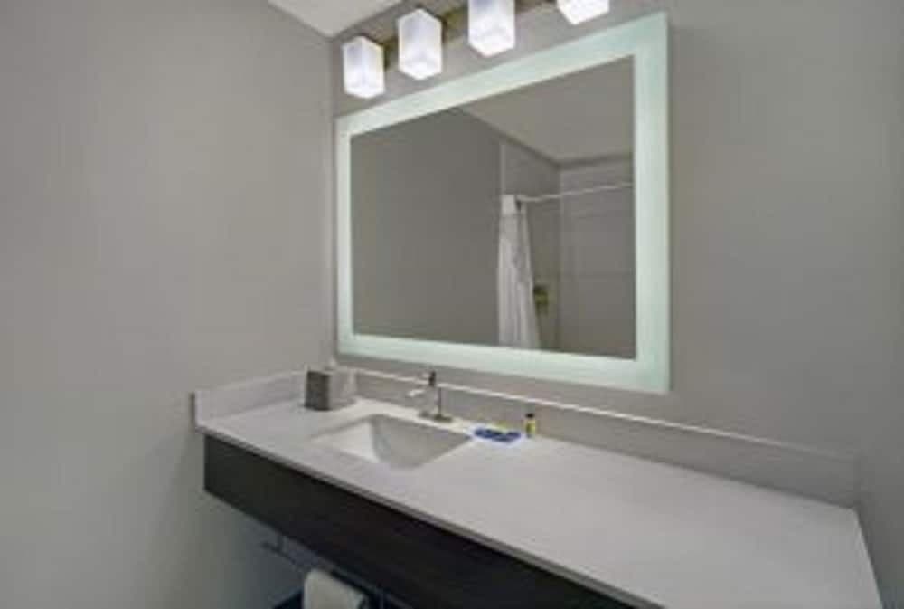Holiday Inn Express & Suites Detroit Dearborn by IHG gallery photo in Dearborn, MI — image 43