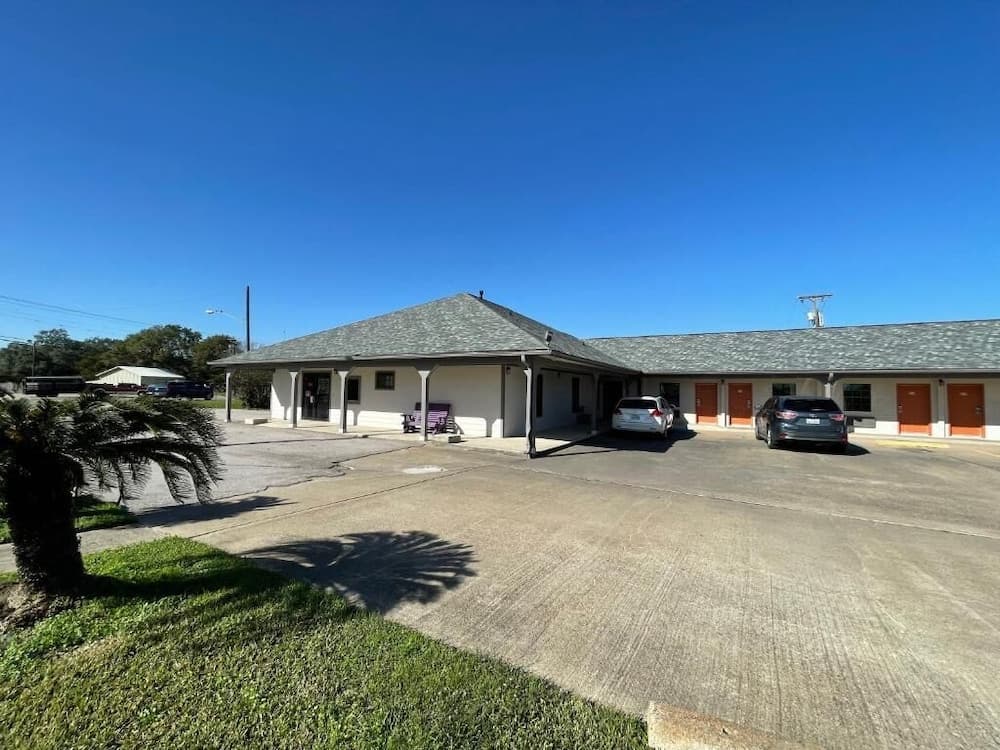 WESTERN INN interior in West Columbia, TX — gallery photo 2