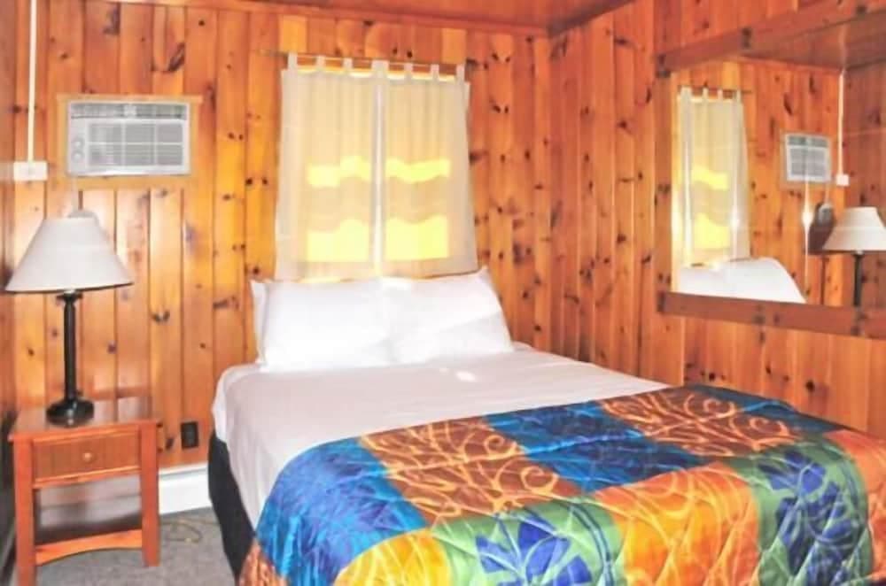 Sunset Motel On The Bay interior in Munising, MI — gallery photo 2