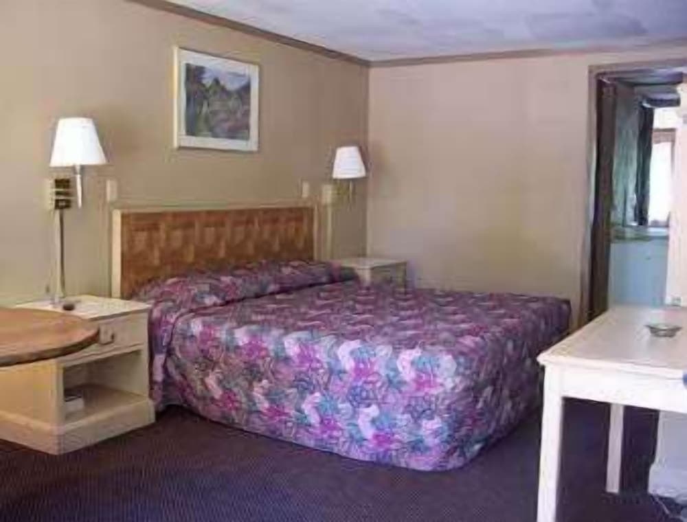 Knights Inn Rossford property views in Rossford, OH — gallery photo 3