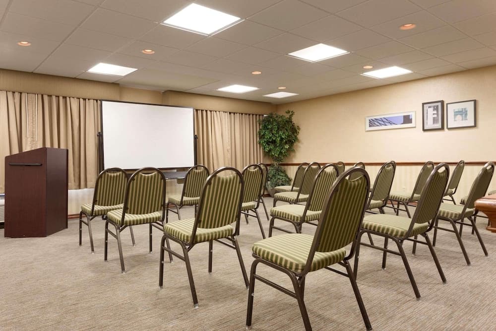 Country Inn & Suites by Radisson, Norman near University interior in Norman, OK — gallery photo 2