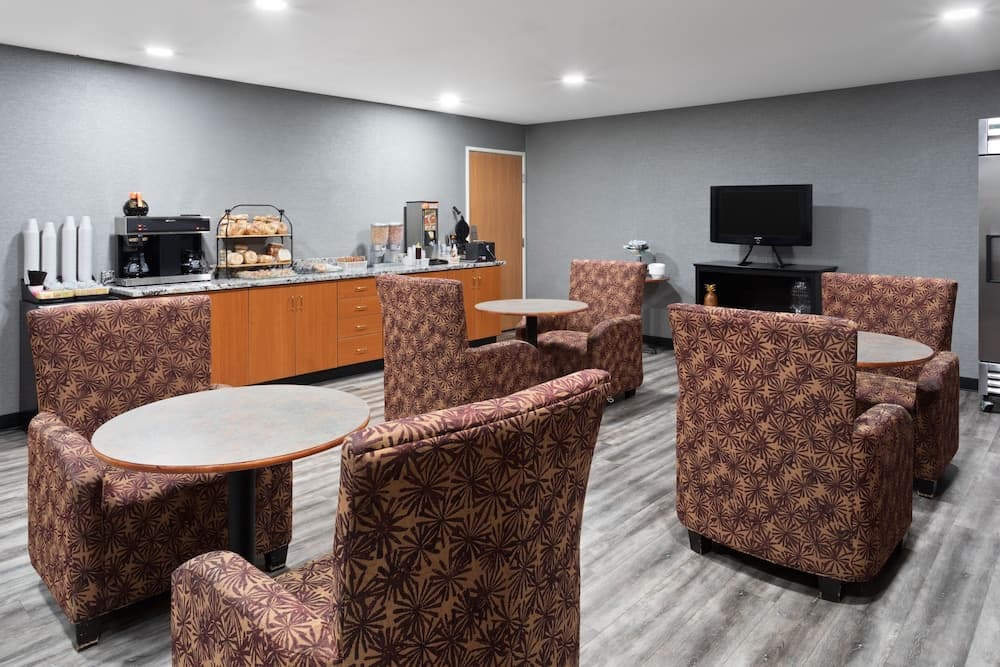 Americas Best Value Inn & Suites Racine gallery photo in Mount Pleasant, WI — image 36
