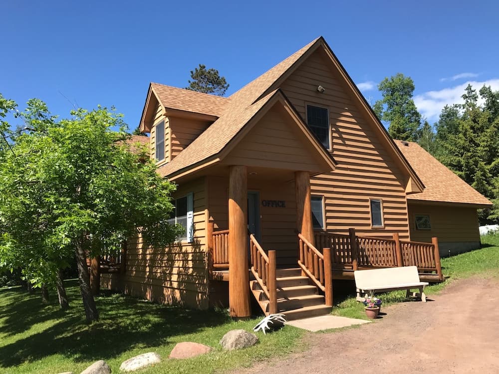 Superior Ridge Resort Motel featured exterior or lobby in Schroeder — similar hotel