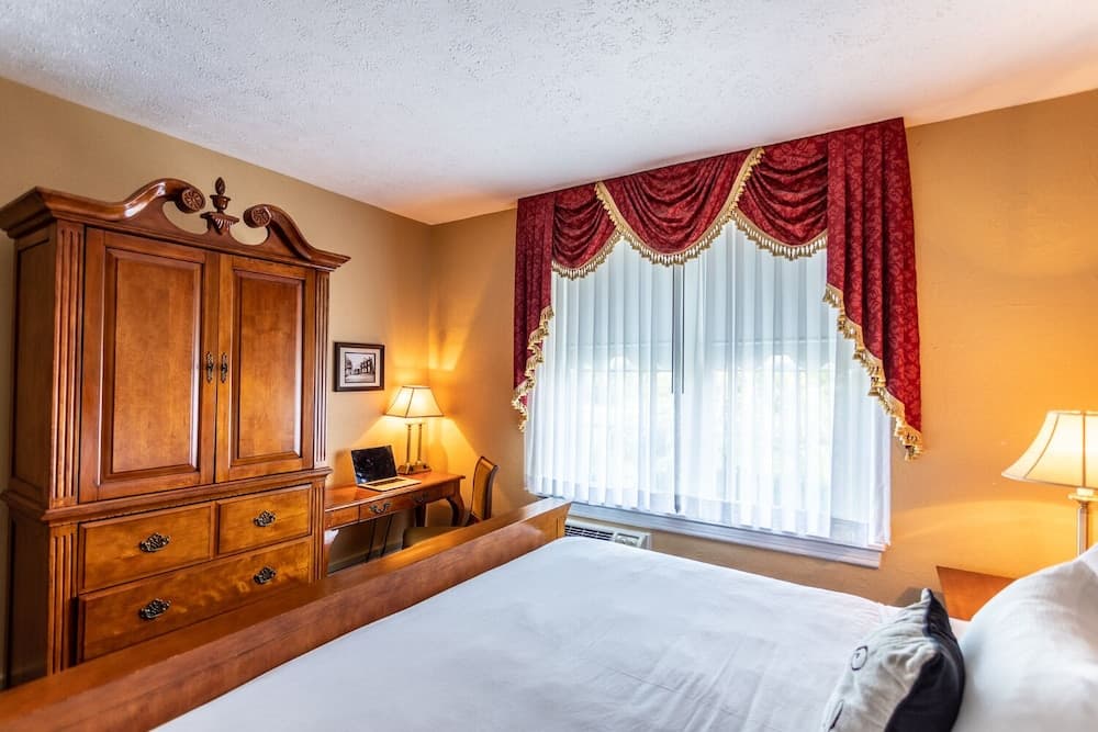 Mimslyn Inn Historic Hotels Of America interior in Luray, VA — gallery photo 2