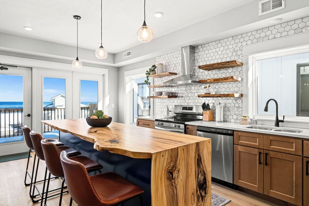 Dragestil 715 Duluth Condos featured exterior or lobby in Duluth, MN — similar hotel