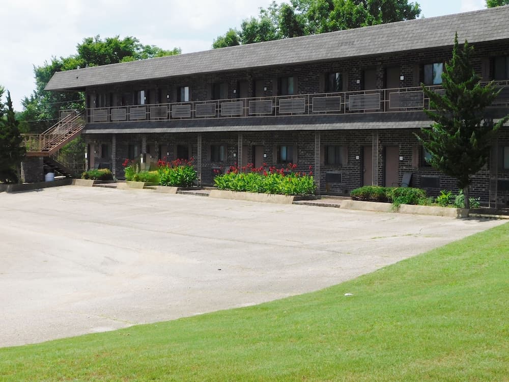 Cedar Glade Resort featured exterior or lobby in Horseshoe Bend, AR — similar hotel
