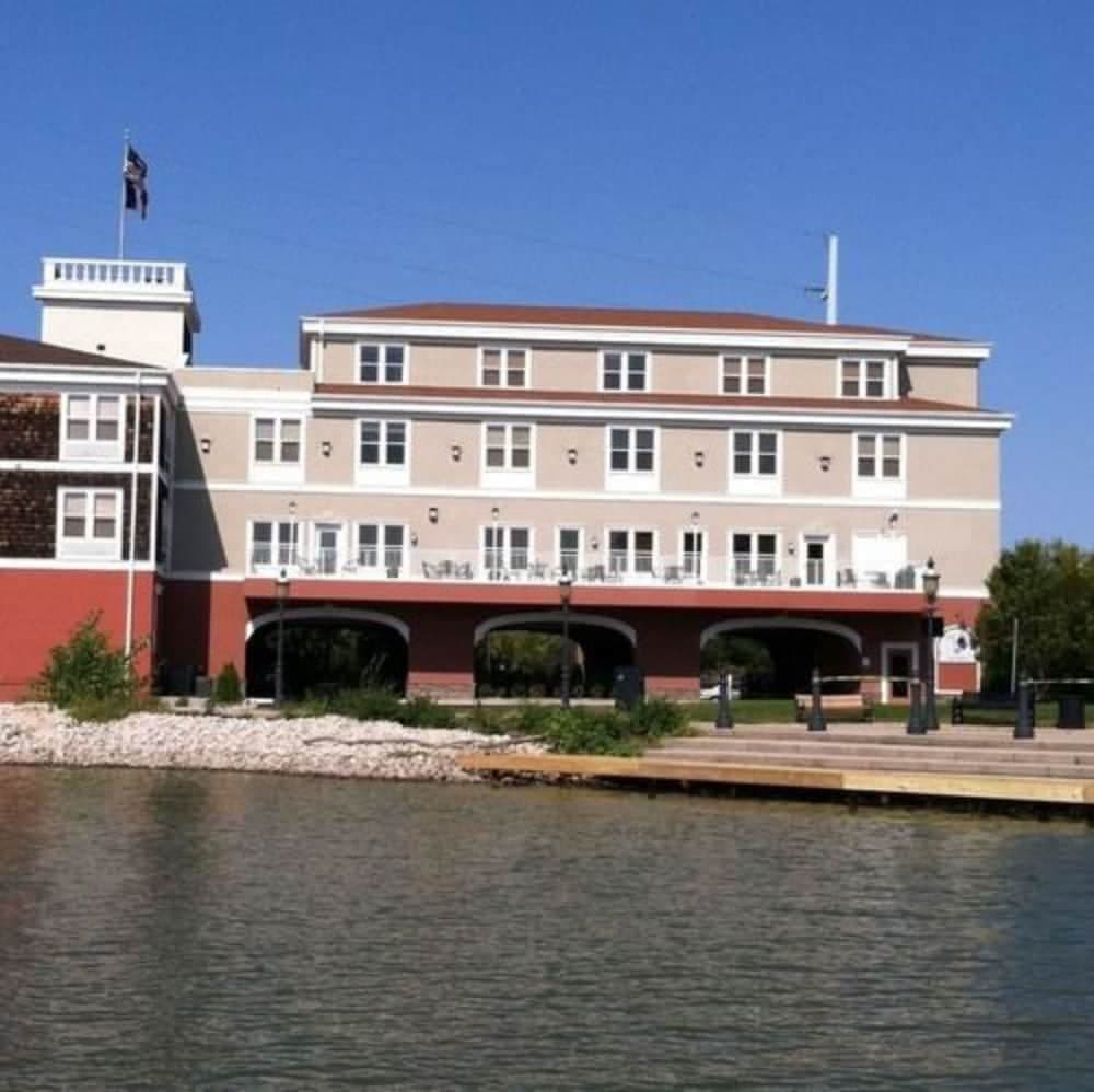 Nuks Executive Suites — hotel in De Pere, Wisconsin