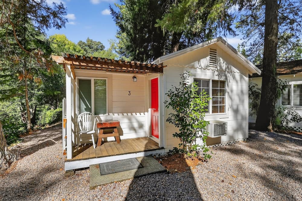 Rouge Cobb Mountain Hotel - Cabin 3 featured exterior or lobby in Cobb, CA — similar hotel