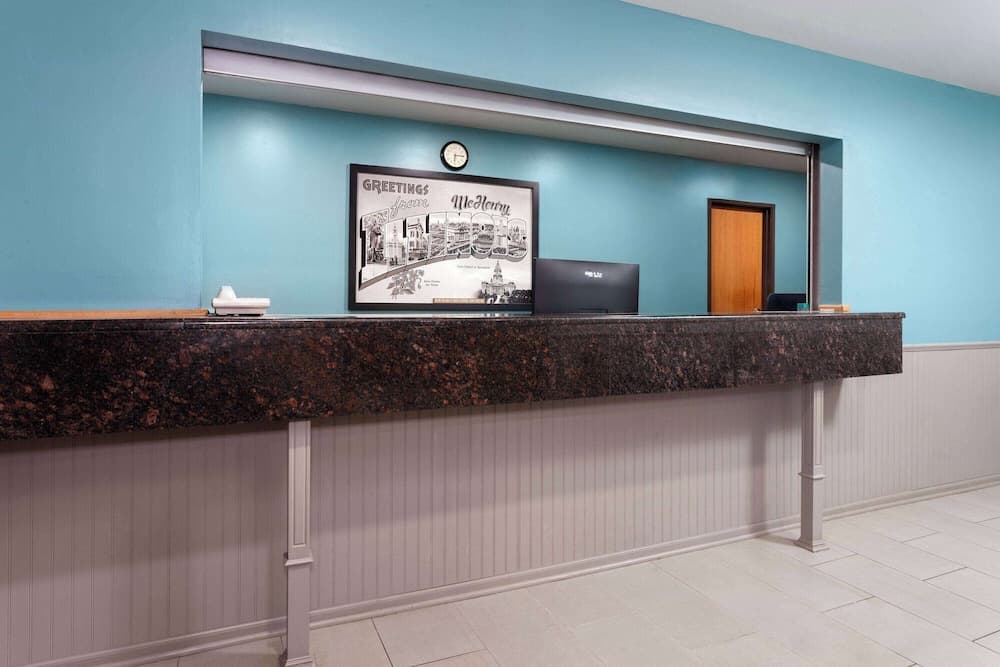 Super 8 by Wyndham McHenry/Fox Lake Area property views in McHenry, IL — gallery photo 3