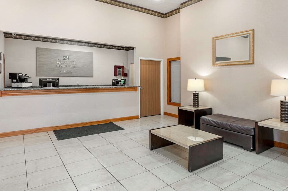 Quality Inn & Suites interior in Columbus, OH — gallery photo 2