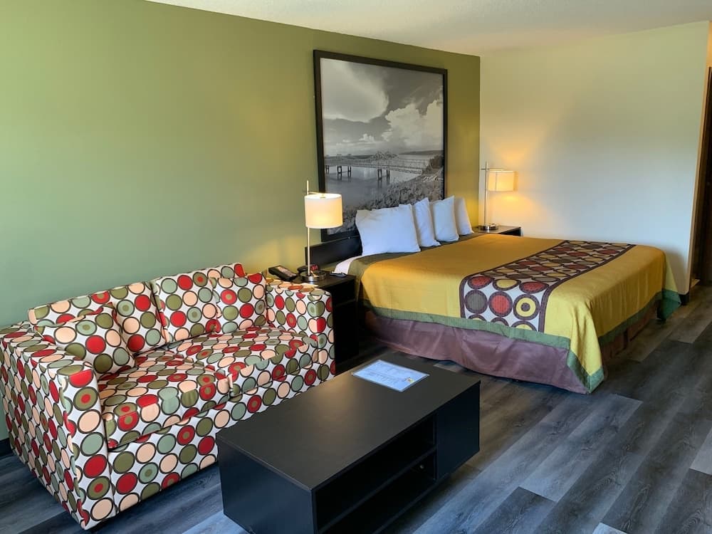 Super 8 by Wyndham Clinton property views in Clinton, MS — gallery photo 3