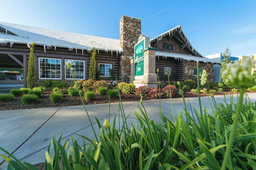 Alpine Inn near Convention Center and the Park gallery photo in Anaheim, CA — image 35