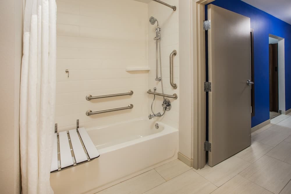 Holiday Inn Express & Suites Detroit Dearborn by IHG gallery photo in Dearborn, MI — image 20