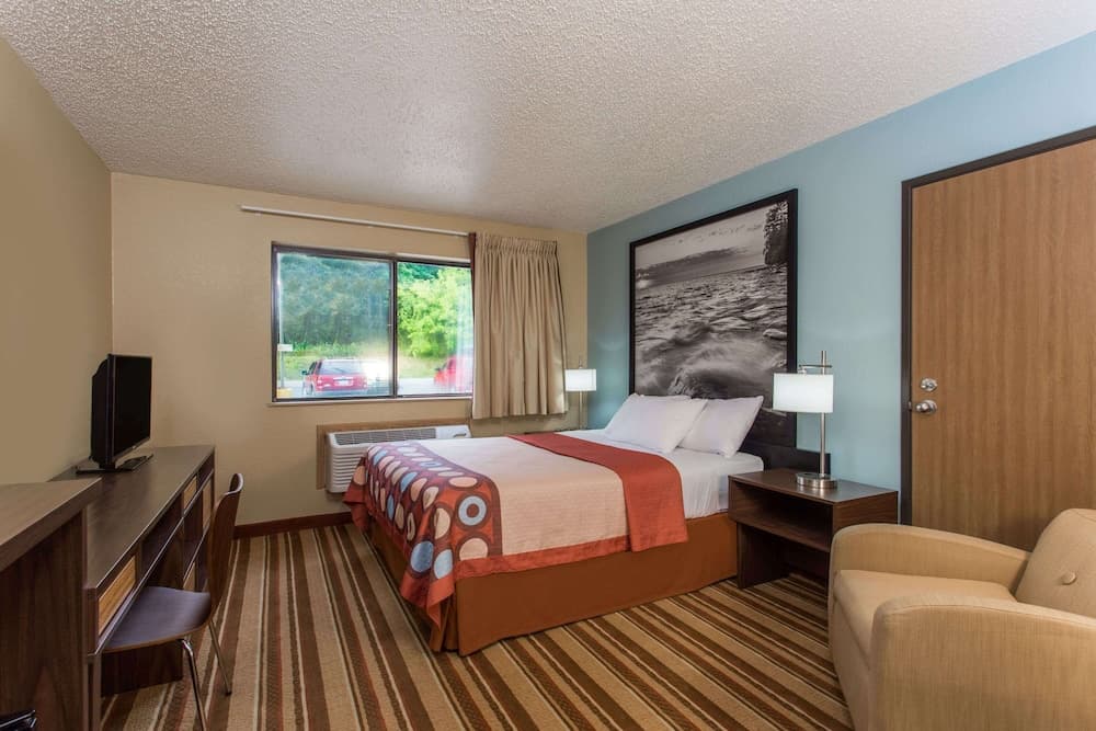 Super 8 by Wyndham Houghton interior in Houghton, MI — gallery photo 2