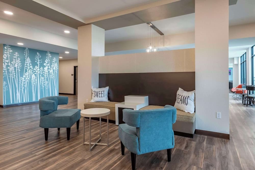 MainStay Suites Milwaukee/Franklin interior in Franklin, WI — gallery photo 2