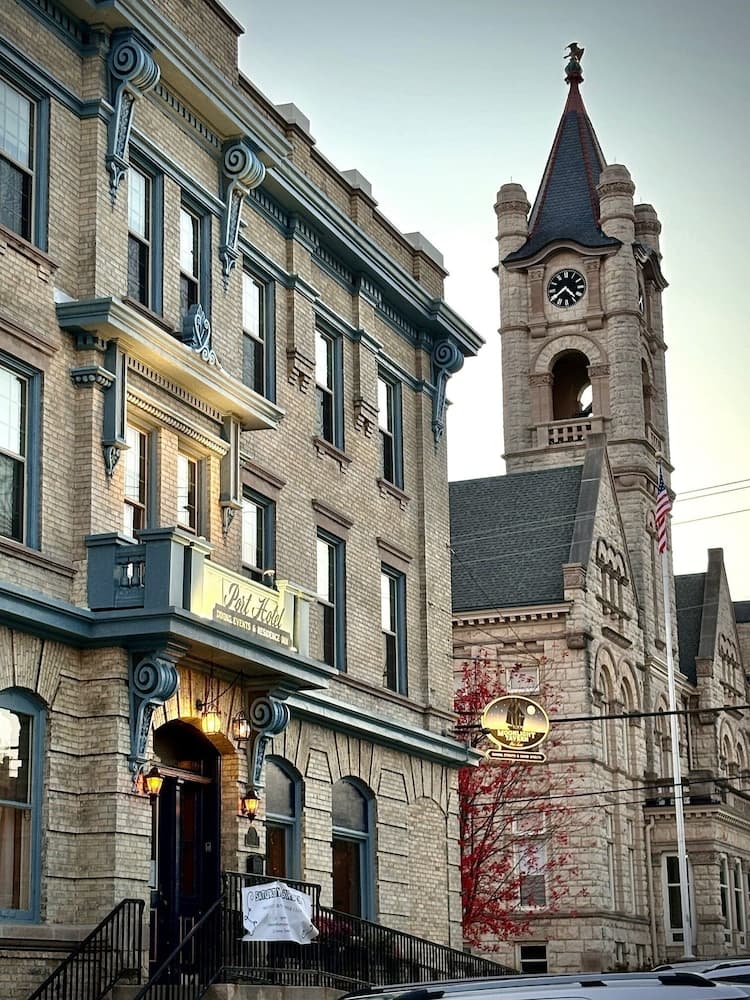 The Port Hotel — hotel in Port Washington, Wisconsin