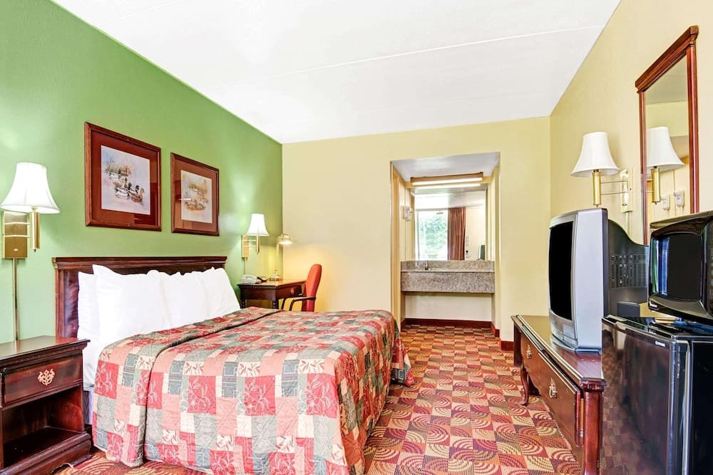 Super 8 by Wyndham Nashville Near Downtown / I-40 property views in Nashville, TN — gallery photo 3