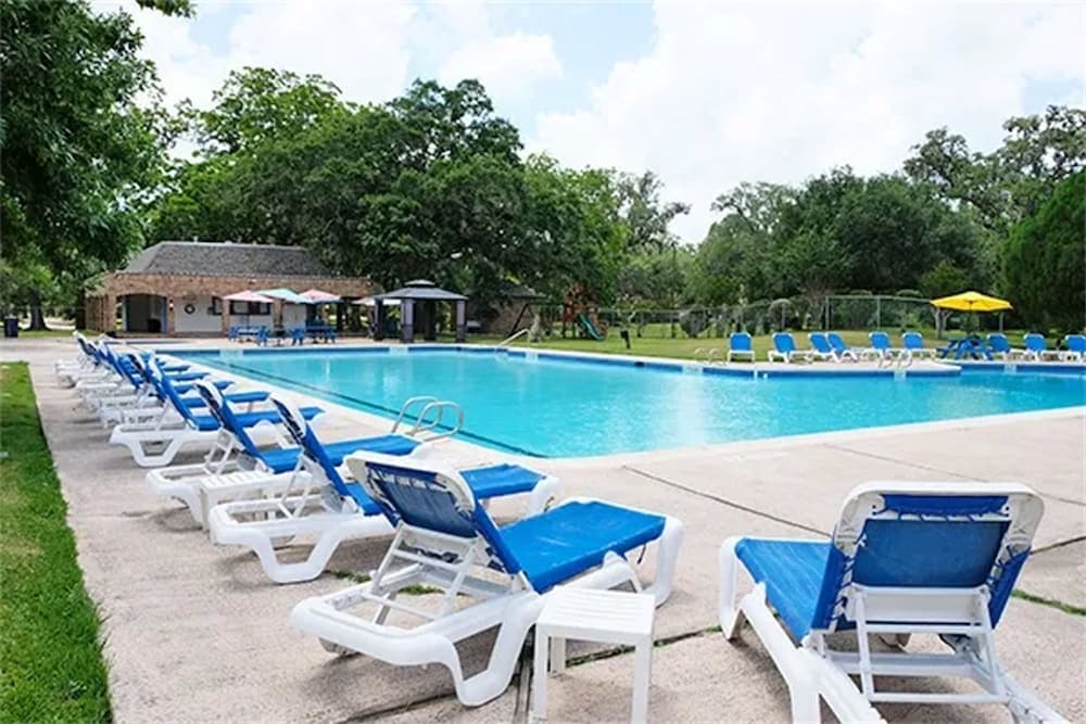 Columbia Lakes Resort Cottages property views in West Columbia, TX — gallery photo 3