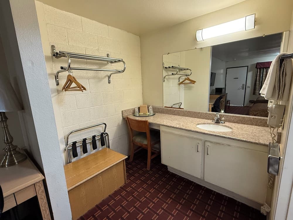 New Budget Inn interior in Victorville, CA — gallery photo 2