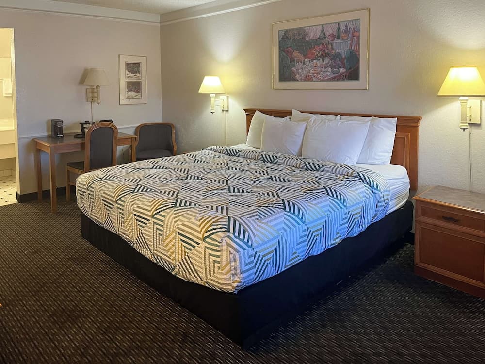 Motel 6 Phoenix, AZ - Midtown property views in Phoenix, AZ — gallery photo 3
