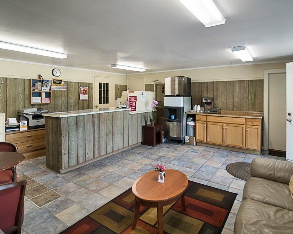 Econo Lodge property views in Westminster — gallery photo 3