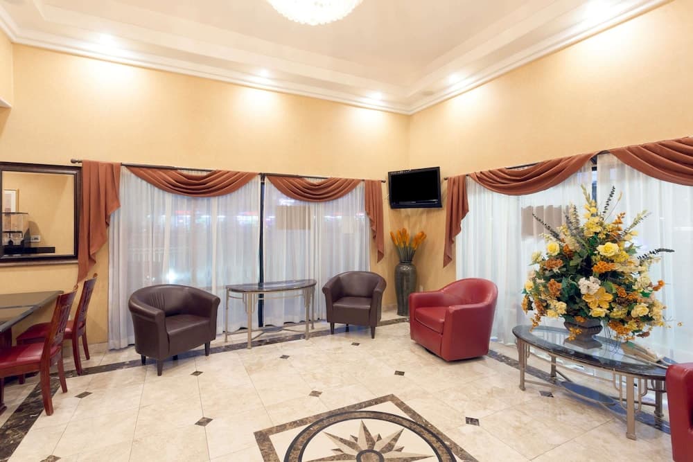 Howard Johnson Hotel & Suites by Wyndham Pico Rivera interior in Pico Rivera, CA — gallery photo 2