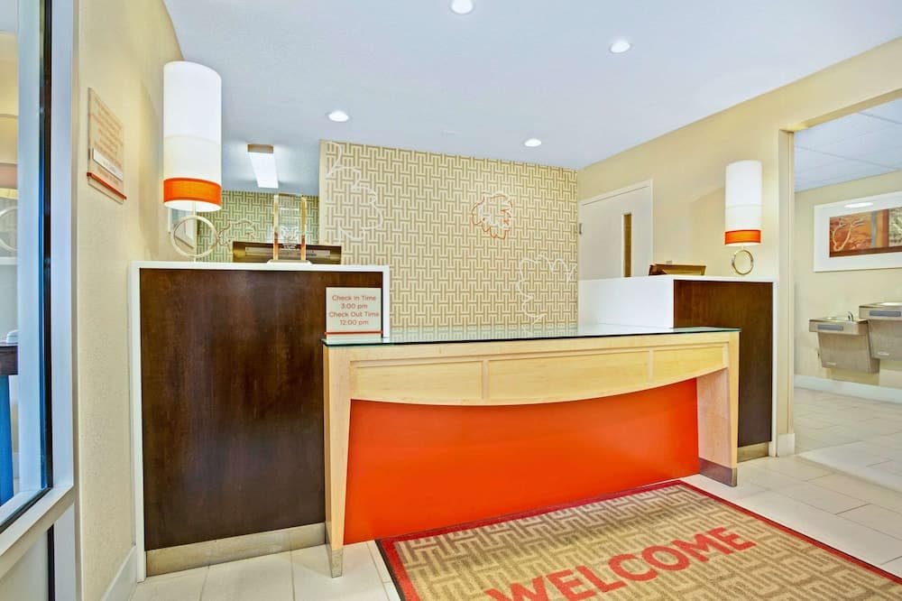 MainStay Suites Cincinnati Blue Ash interior in Cincinnati, OH — gallery photo 2