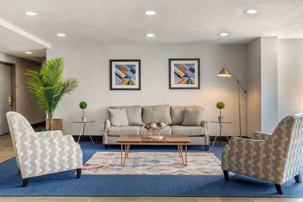 Days Inn by Wyndham San Antonio Downtown interior in San Antonio, TX — gallery photo 2