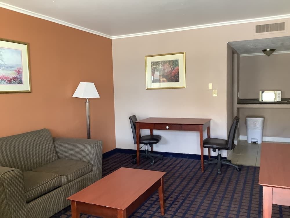 Silver Spur Vintage Inn & Suites property views in Dodge City, KS — gallery photo 3