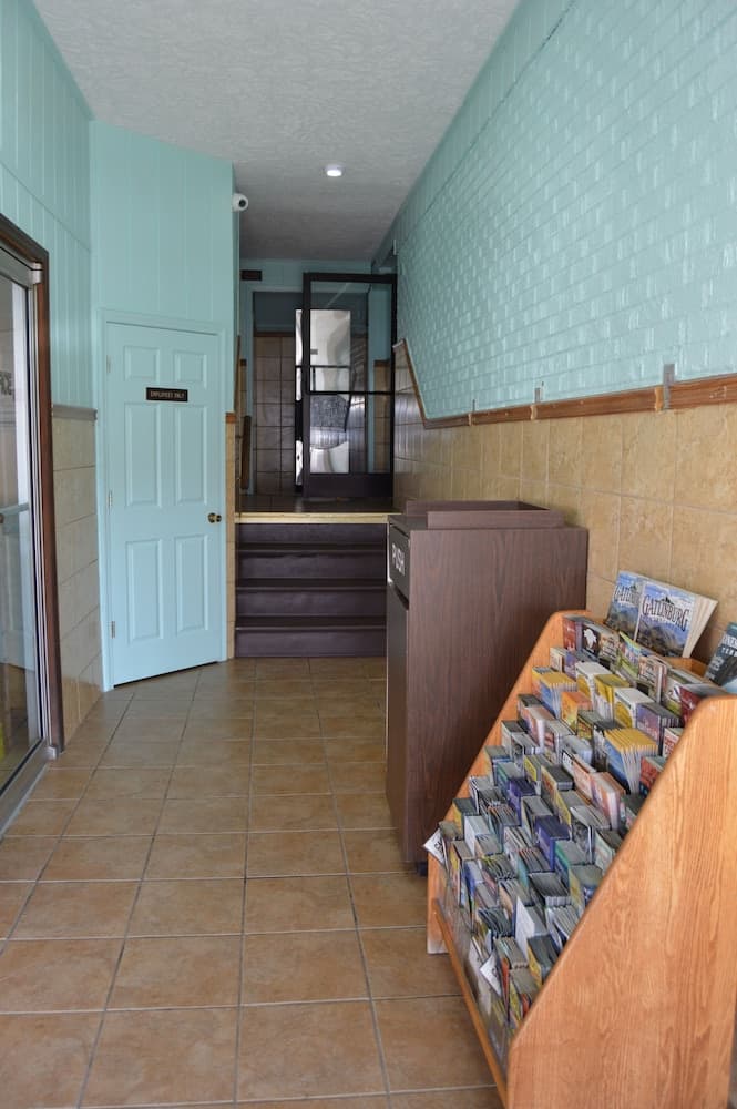 Budget Inn of Claypool Hill interior in Pounding Mill, VA — gallery photo 2