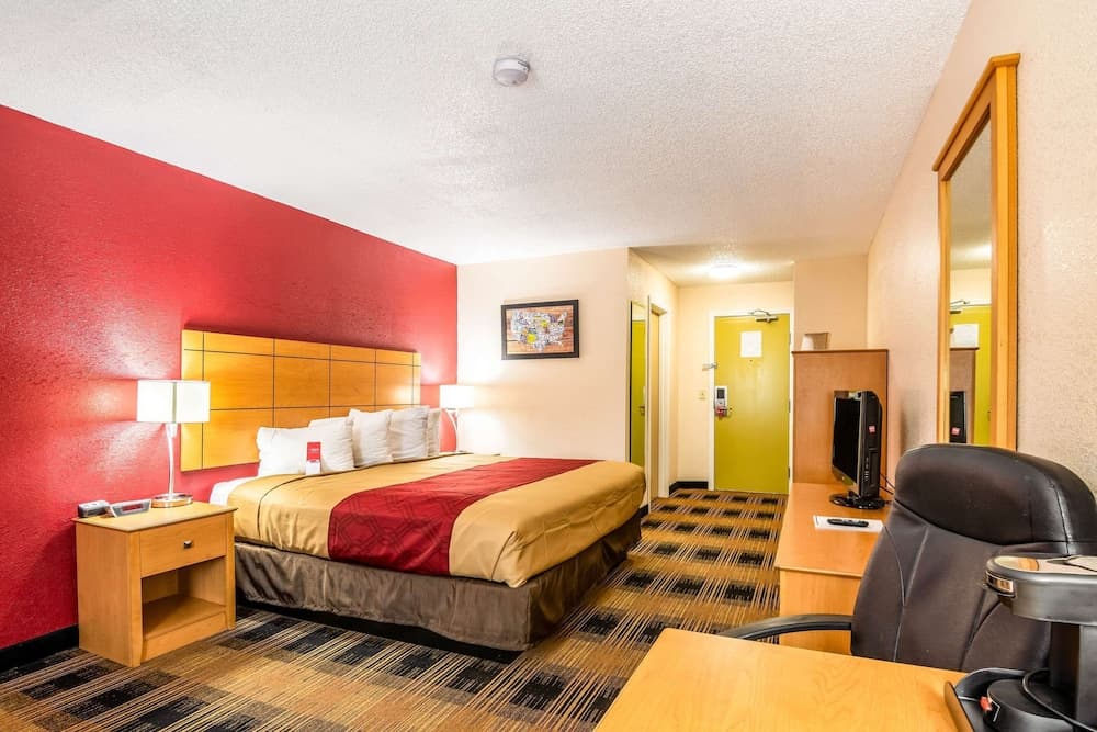 Econo Lodge Topeka at Wanamaker property views in Topeka, KS — gallery photo 3