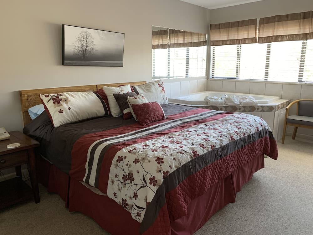 Laurel Inn Condominium interior in Gatlinburg, TN — gallery photo 2