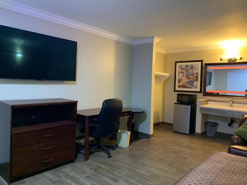 Mesa Motel property views in Costa Mesa, CA — gallery photo 3
