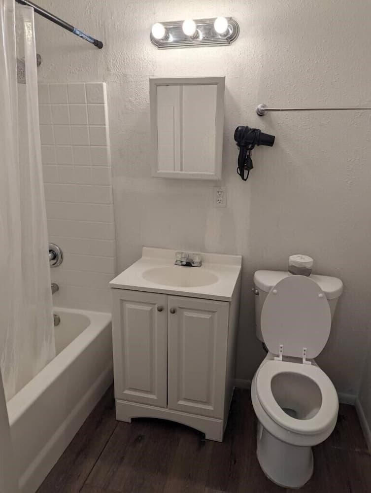 Ingles Motel interior in Henderson, NV — gallery photo 2