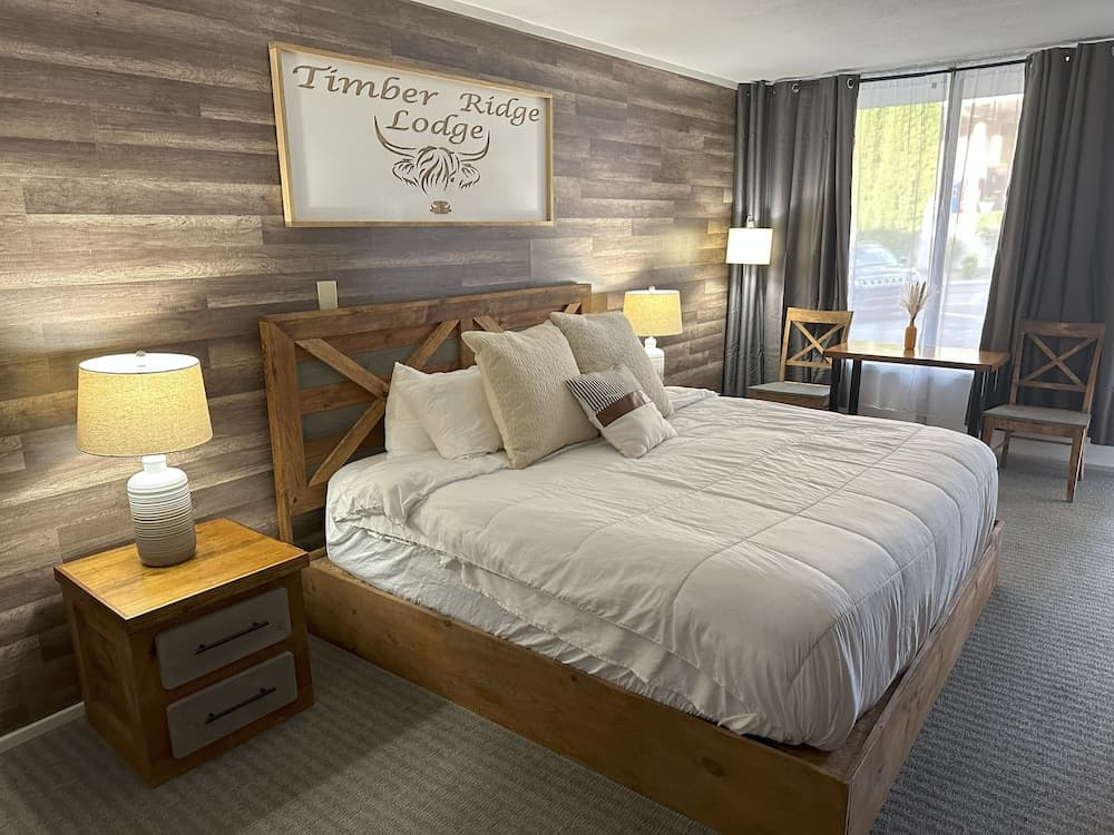 Timber Ridge Lodge - Walking Distance from Downtown Gatlinburg interior in Gatlinburg, TN — gallery photo 2