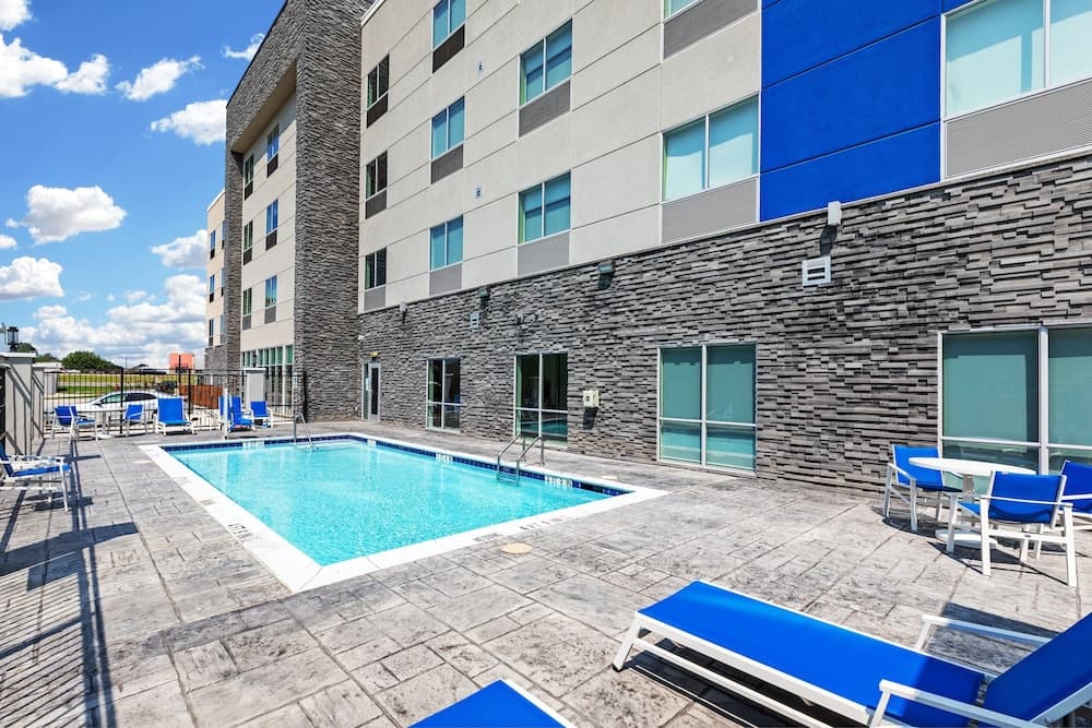 Holiday Inn Express & Suites Denton - Sanger by IHG interior in Sanger, TX — gallery photo 2