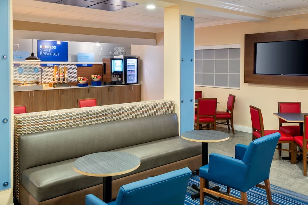 Holiday Inn Express & Suites Naples North - Bonita Springs by IHG gallery photo in Bonita Springs, FL — image 4