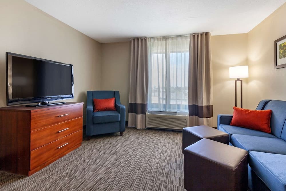 Comfort Suites Oshkosh West gallery photo in Oshkosh, WI — image 18