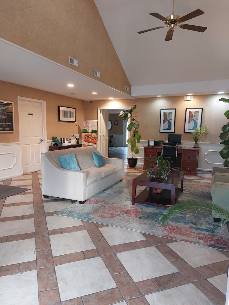 Quality Inn Carrollton Medical Center interior in Carrollton, GA — gallery photo 2