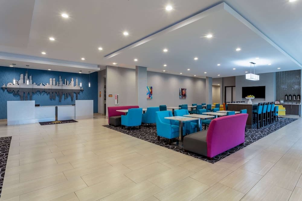 La Quinta Inn & Suites by Wyndham Shorewood gallery photo in Joliet, IL — image 23