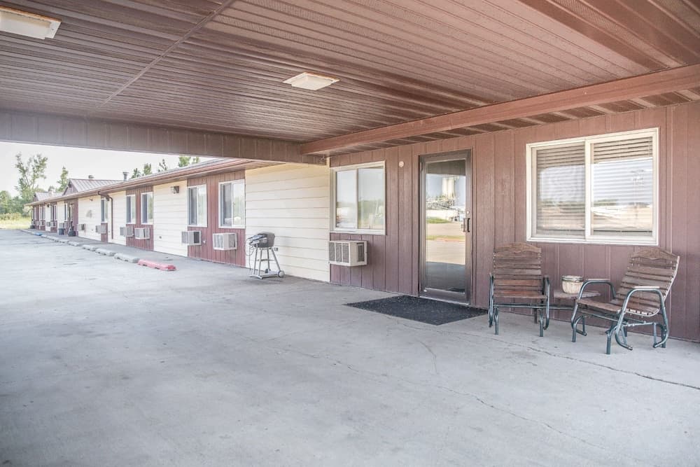 Economy Hotel Drayton interior in Drayton, ND — gallery photo 2