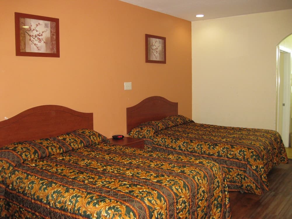 Scottish Inn and Suites property views in Angleton, TX — gallery photo 3