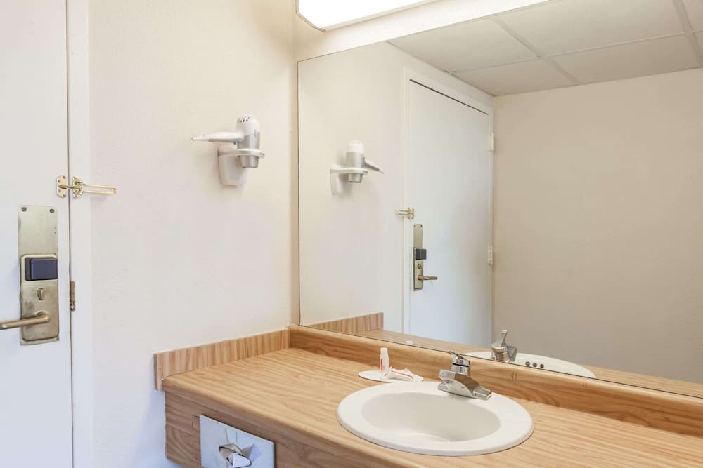 Days Inn by Wyndham Syracuse gallery photo in Syracuse, NY — image 18