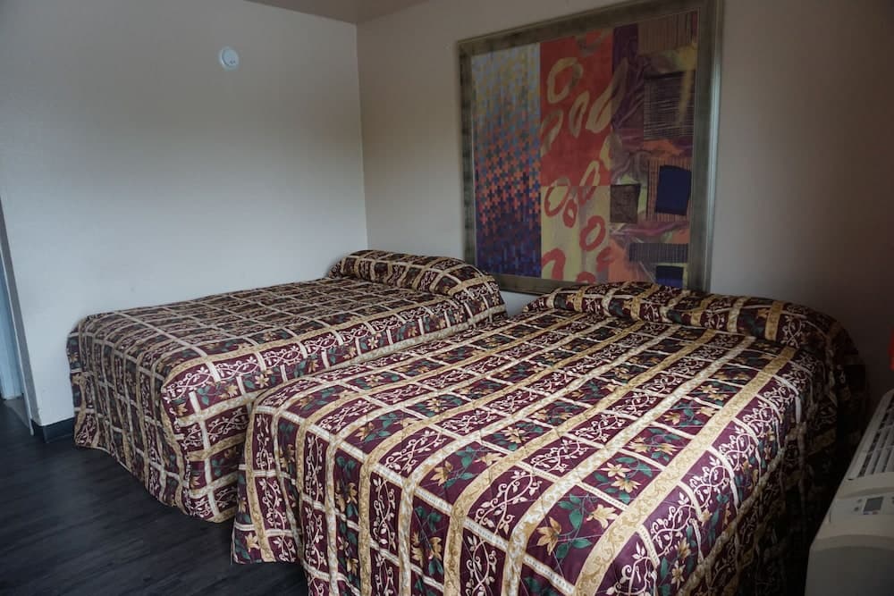 Econo Lodge San Antonio Northeast I-35 property views in San Antonio, TX — gallery photo 3